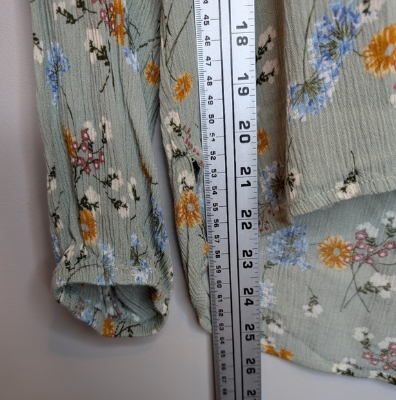 a.n.a. Long Sleeve Sage Green Floral Print V Neck Flowy Top Blouse XS Women - Picture 6 of 9